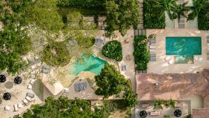 an overhead view of a pool with a resort at Arde La Selva in Santa Fe de Antioquia
