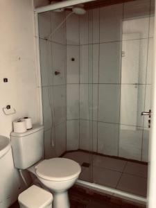 Un baño con inodoro y ducha en Pousada Pé Na Areia 1, en Peruíbe