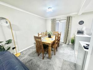 Kuchyň nebo kuchyňský kout v ubytování Lovely spacious 4 bedroom Home in Ashford + 10 fotografií