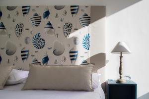 a bedroom with blue and white vases on the wall at Hotel Crawford in Sant'Agnello