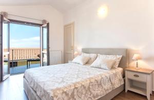 Postel nebo postele na pokoji v ubytování Valledoria grande Villa con piscina per 10 persone a 500m dalla spiaggia + 112 fotografií