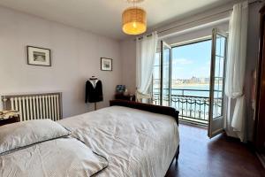 Ένα ή περισσότερα κρεβάτια σε δωμάτιο στο Villa authentique Vue mer 360 Les pieds dans l’eau