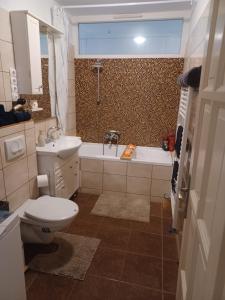 Kúpeľňa v ubytovaní Éva Apartmanház + 37 fotografií