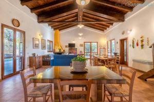 A seating area at Villa Olive tree, immersa nella natura per relax e quiete