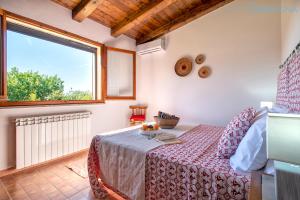 A bed or beds in a room at Villa Olive tree, immersa nella natura per relax e quiete Még 37 kép