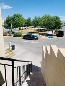 een auto geparkeerd op een parkeerplaats naast een straat bij Apartamento Las Aldabas in Chihuahua
