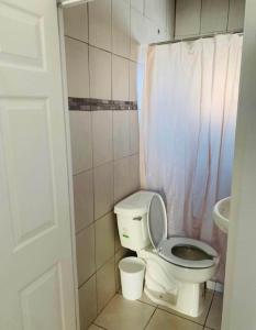 een kleine badkamer met toilet en wastafel bij Apartamento Las Aldabas in Chihuahua