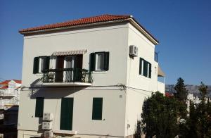 un edificio blanco con balcón en la parte superior en Apartment Bella Sanja, en Split