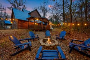 Taman di luar Misty Blue Cabin