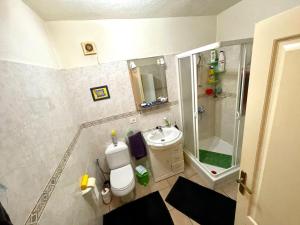 Et badeværelse på Marina Palace Vista piscina + 9 billeder