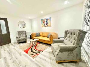 a living room with two chairs and a couch at Swindon 3 bedroom relaxing home with parking - good location for family or contractors in Swindon