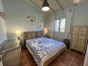ein Schlafzimmer mit einem Bett und einem Fenster in der Unterkunft Villa Privata Lux con piscina San Teodoro in Porto Ottiolu + 32 Fotos