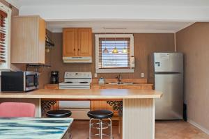 Dapur atau dapur kecil di Off The Hook by Pristine Properties Vacation Rentals
