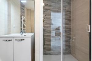 two images of a bathroom with a shower and a sink at Canon proche de la gare maritime au rdc in Vannes +19 photos