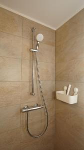 Ένα μπάνιο στο Beautiful Apartment 5 minutes to RAB TLA-TLF-TDY