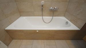 Ένα μπάνιο στο Beautiful Apartment 5 minutes to RAB TLA-TLF-TDY