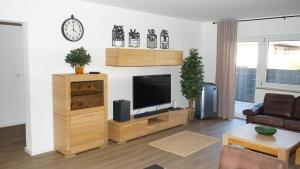 TV a/nebo společenská místnost v ubytování Beautiful Apartment 5 minutes to RAB TLA-TLF-TDY