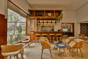 Lounge nebo bar v ubytování Hotel Parque 97 Suites