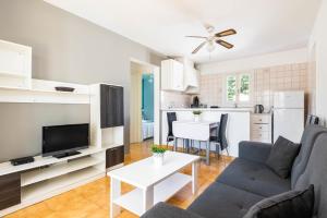 A television and/or entertainment centre at Bungalows ses malves