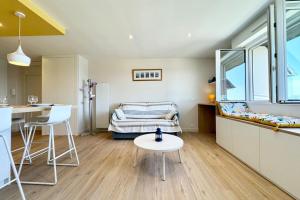 Χώρος καθιστικού στο Lovely ! Superbe T2 rénové Vue mer 180 +16 φωτογραφίες