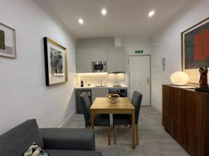 A kitchen or kitchenette at For You Rentals Glorieta de Bilbao apartment TEMPORAL EGU4