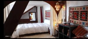 une chambre avec un lit blanc et un miroir dans l'établissement Phedra's House Spata- Artemida, à Artemi