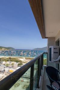 a balcony with a view of a harbor at Apartamento em Arraial do Cabo- Vista Mar, Piscina e Churrasqueira Privativa na Varanda a 50 m da Praia in Arraial do Cabo