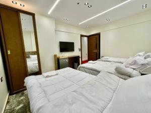 A bed or beds in a room at Shiny Pyramids "New Pyramids Gate"
