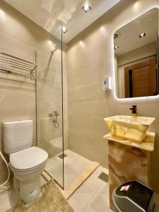 A bathroom at Shiny Pyramids "New Pyramids Gate"