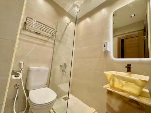 A bathroom at Shiny Pyramids "New Pyramids Gate"