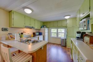 Dapur atau dapur kecil di Lake Sinclair Crooked Creek Cottage with Fire Pit!