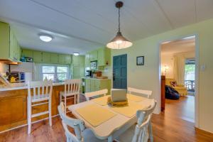 Dapur atau dapur kecil di Lake Sinclair Crooked Creek Cottage with Fire Pit! +30 gambar