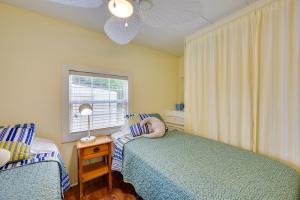 Katil atau katil-katil dalam bilik di Lake Sinclair Crooked Creek Cottage with Fire Pit!