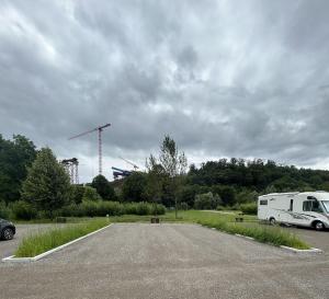 ホルブ・アム・ネッカーにあるWohnmobilpark Horb am Neckarの駐車場に停めた白いrv