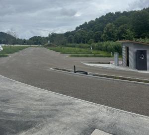 ホルブ・アム・ネッカーにあるWohnmobilpark Horb am Neckarの道路脇の空き駐車場