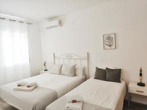 Postel nebo postele na pokoji v ubytování Casa Oasis BENALBEACH + 34 fotografií