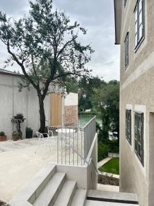eine Terrasse mit einer Treppe, einem Tisch und einem Baum in der Unterkunft Flößerhaus in Steyr