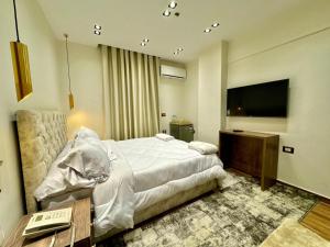 A bed or beds in a room at Shiny Pyramids "New Pyramids Gate"