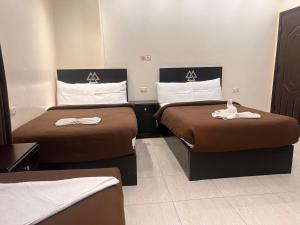 Rúm í herbergi á Magic Pyramids Hotel