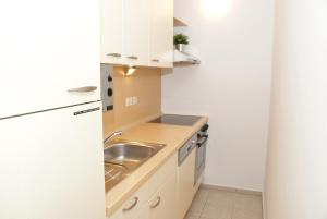 Η κουζίνα ή μικρή κουζίνα στο Penthousewohnung mit WLAN - Ostseeblick zur Sonnenseite