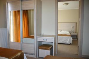 Un pat sau paturi într-o cameră la Arapgir Nazar Hotel