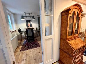 a hallway with a door leading to a dining room at Altes Dichterhaus von 1859 in Miltenberg +10 photos