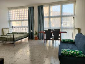 ein Wohnzimmer mit Sofa und Tisch in der Unterkunft Palestro Studio - A Cozy Apartment in Como in Como + 3 Fotos