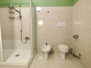 ein Bad mit einer Dusche, einem WC und einer Dusche in der Unterkunft Palestro Studio - A Cozy Apartment in Como in Como