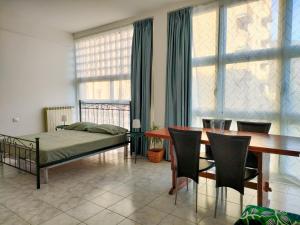 ein Schlafzimmer mit Bett und Tisch und ein Esszimmer in der Unterkunft Palestro Studio - A Cozy Apartment in Como in Como