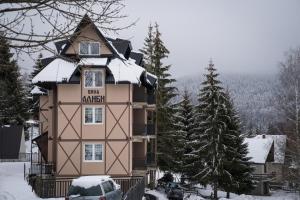 duży budynek z śniegiem na dachu w obiekcie Geregs alibi - free Spa w mieście Kopaonik