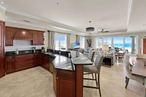Кухня или мини-кухня в Luxury Penthouse at Sea Breeze #9
