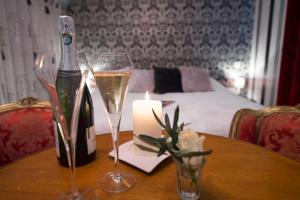 - une table avec une bouteille de champagne et une bougie dans l'établissement Le Mascaret - Restaurant Hotel Spa - Teritoria, à Blainville-sur-Mer