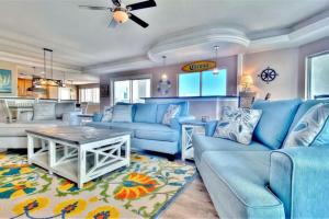 Khu vực ghế ngồi tại Private 3 bed 3.5 bath condo By the Beach