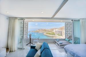 une chambre avec un lit et une vue sur l'eau dans l'établissement Doñana Seaside Views by Homestaygrancanaria, à Patalavaca
